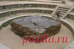 Сегодня 24 июля в 1790 году Во Франции впервые в истории было документально зафиксировано падение метеорита на Землю Метеорит этот получил название Мон-Пеле, и упал он в районе Сен-Пьер (французская Гавань).
Это было первое падение метеоритов на территории современной Франции.
Этот метеорит был самым крупным за всю историю наблюдений.
Его вес составил 10 тонн.
Во время падения метеорита возник сильный пожар, который охватил значительную часть города.
В результате пожара погибло около 2000 жите…