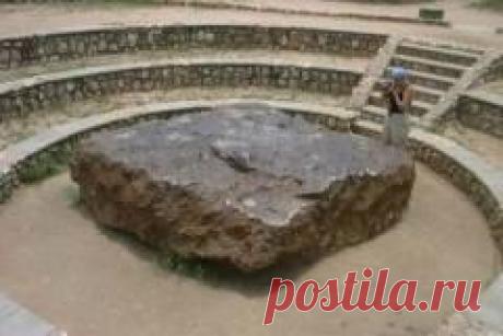 Сегодня 24 июля в 1790 году Во Франции впервые в истории было документально зафиксировано падение метеорита на Землю Метеорит этот получил название Мон-Пеле, и упал он в районе Сен-Пьер (французская Гавань).
Это было первое падение метеоритов на территории современной Франции.
Этот метеорит был самым крупным за всю историю наблюдений.
Его вес составил 10 тонн.
Во время падения метеорита возник сильный пожар, который охватил значительную часть города.
В результате пожара погибло около 2000 жите…