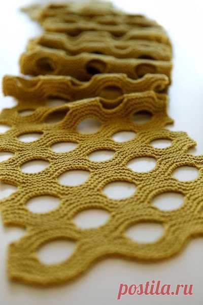 Необычный шарф Швейцарский сыр. Шарф спицами в крупную дырку |