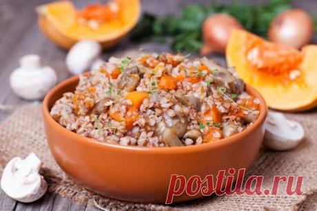 Блюда из гречки: простые и вкусные рецепты для тех, кто успел ею запастись (фото и видео) Истерия и паника вокруг распространения эпидемии коронавируса заставила многих ринуться в продуктовые магазины и запастись всем необходимым впрок.  И гречка стала одним из тех продуктов, которым жители страны 'затарились' даже больше, чем планировали.