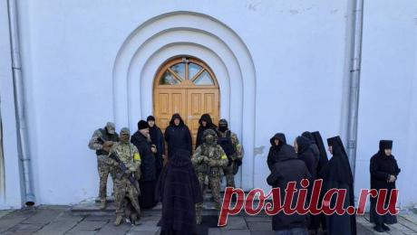 Силовики заблокировали вход в монастырь и собор канонической УПЦ в Чернигове на Украине. Силовики заблокировали вход в помещения Елецкого Успенского монастыря канонической Украинской Православной церкви (УПЦ) в Чернигове на Украине. Об этом сообщает Telegram-канал &quot;Союз православных журналистов&quot;. Отмечается, что в ...