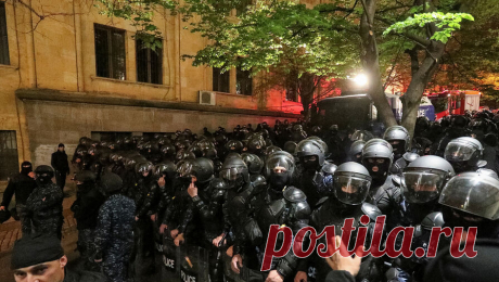 Полицейский спецназ начал массово задерживать митингующих у парламента в Тбилиси. Полицейский спецназ начал массово задерживать митингующих у здания парламента в Тбилиси. Об этом сообщает ТАСС. Силы правопорядка вытеснили участников протеста с проспекта Руставели. Также они очистили от митингующих улицы 9 апреля и ...