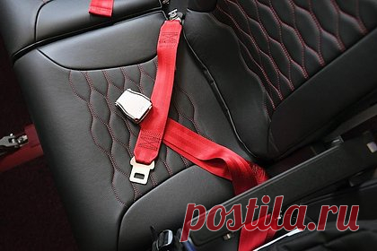 В России захотели наказывать авиадебоширов после стриптиза пассажирки на борту. Первый замглавы экономического комитета Совфеда Иван Абрамов выступил с идеей ужесточить наказание для авиадебоширов в России. С таким предложением он обратился к Минтрансу, Росавиации и авиакомпаниям, заключив, что лица, угрожающие безопасности граждан, не должны повторно допускаться на рейсы.