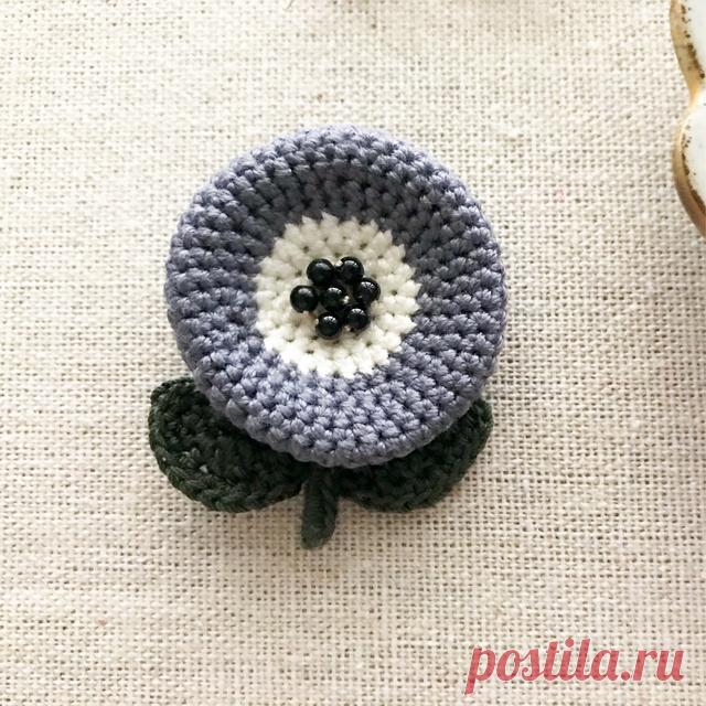 まるいお花ブローチ＊グレー | ハンドメイドマーケット minne