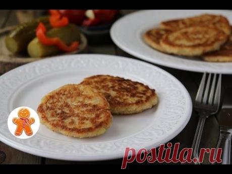 Котлеты &quot;Овсяная Курочка&quot;
1 стакан овсяных хлопьев быстрого приготовления
1 ст. ложка с горкой манной крупы
1 стакан крепкого куриного бульона 
1 средняя луковица
1 среднее яйцо
50 г сыра
зубчик чеснока
соль
перец
специи по вкусу
тертые сухари для густоты
растительное масло для обжаривания котлет
(1 стакан = 250 мл)