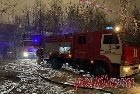 После обрушения дома в Рязани возбудили уголовное дело. После частичного обрушения жилого дома в Рязани возбуждено уголовное дело об оказании услуг, не отвечающих требованиям безопасности. Сотрудники СК РФ опросили жильцов, изъяты фрагменты газовых труб и газовое оборудование. Также были назначены судебно-медицинские и пожарно-техническая судебная экспертизы.