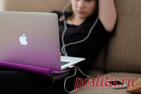 В XXI веке работа стала глобальной, изменчивой и быстрой. Чтобы преуспеть, сегодня больше, чем когда бы то ни было, надо проявлять инициативность, решать проблемы, оправляться от неприятностей. Конечно, дети хотят услышать наш совет. Конечно, мы хотим помочь. Однако работодателям необходимо видеть в молодых сотрудниках зрелость и уверенность. Им нужны люди, у которых есть все необходимое, чтобы справиться с ситуацией, — а это значит, действовать надо самостоятельно. Но если молодому…