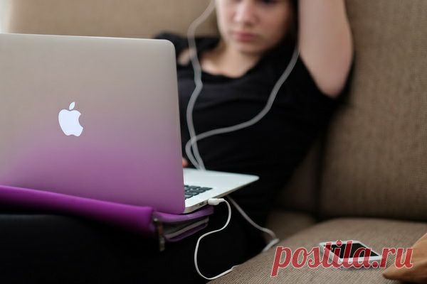 В XXI веке работа стала глобальной, изменчивой и быстрой. Чтобы преуспеть, сегодня больше, чем когда бы то ни было, надо проявлять инициативность, решать проблемы, оправляться от неприятностей. Конечно, дети хотят услышать наш совет. Конечно, мы хотим помочь. Однако работодателям необходимо видеть в молодых сотрудниках зрелость и уверенность. Им нужны люди, у которых есть все необходимое, чтобы справиться с ситуацией, — а это значит, действовать надо самостоятельно. Но если молодому…