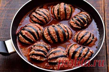 Фаршированные баклажаны - Простые рецепты вкусной еды Оригинальное блюдо из баклажанов. Овощ нарезается в виде гармошки и фаршируется мясным фаршем. Важную роль в блюде играет соус кисло-сладкого вкуса с выраженным чесночным ароматом. …