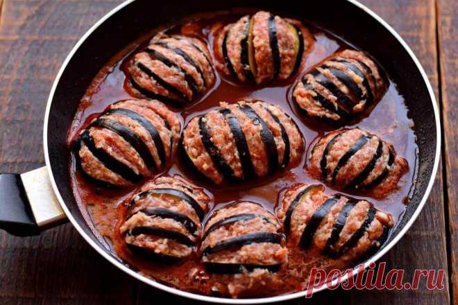 Фаршированные баклажаны - Простые рецепты вкусной еды Оригинальное блюдо из баклажанов. Овощ нарезается в виде гармошки и фаршируется мясным фаршем. Важную роль в блюде играет соус кисло-сладкого вкуса с выраженным чесночным ароматом. …