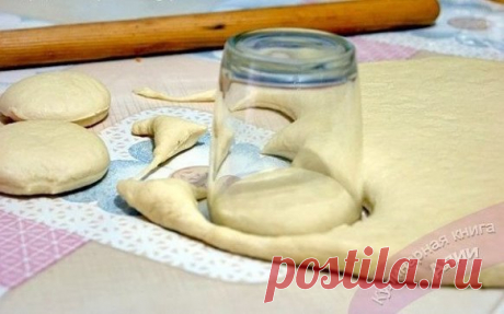 Самые вкусные пончики
Ингредиенты:
Тесто:
Молоко - 500 мл.
Яйца - 2 шт.
Масло сл. или маргарин - 125гр.
Сахар - 2 ст.л. + 1ч.л.
Соль - 1,5 ч.л.
Дрожжи сухие - 11 гр. (пакетик)
Вода тёплая - 0,5 ст.
Мука - столько, что бы тесто не было тугим, но и не липло к рукам.
(Из этого кол-ва продуктов получается больше 40 пончиков, я делала пол нормы)
Приготовление:
Молоко с водой смешать, немного нагреть. Добавить весь сахар и дрожжи. Перемешать и дать дрожжам "ожить" (минут 15). Теперь добавляем яйцо