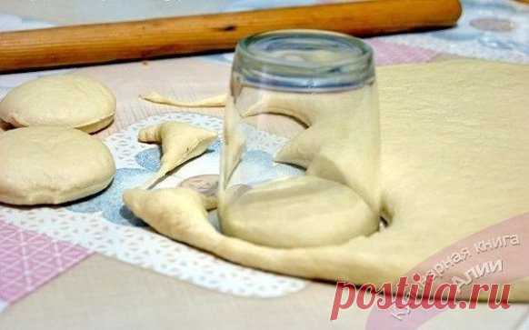 Самые вкусные пончики
Ингредиенты:
Тесто:
Молоко - 500 мл.
Яйца - 2 шт.
Масло сл. или маргарин - 125гр.
Сахар - 2 ст.л. + 1ч.л.
Соль - 1,5 ч.л.
Дрожжи сухие - 11 гр. (пакетик)
Вода тёплая - 0,5 ст.
Мука - столько, что бы тесто не было тугим, но и не липло к рукам.
(Из этого кол-ва продуктов получается больше 40 пончиков, я делала пол нормы)
Приготовление:
Молоко с водой смешать, немного нагреть. Добавить весь сахар и дрожжи. Перемешать и дать дрожжам 