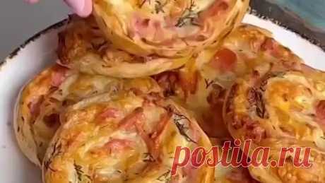 Слойка с сыром и колбасой