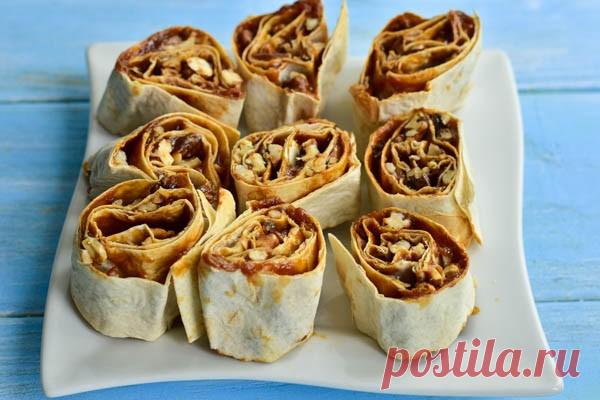 Рулетики из лаваша со сгущенкой и орешками