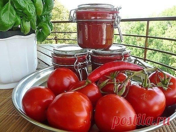 Кетчуп Без хлопот

2 кг зрелых помидоров, 500 г сладкого перца, 500 г лука, 1 стакан сахара, 200 г оливкового масла, 1 ст.л. молотого черного перца,
1 ст.л. сухой горчицы, соль по вкусу.

Приготовление:

Все ингредиенты измельчить в мясорубке или блендере, перемешать, добавить специи и варить на медленном огне 2 часа, помешивая. Разложить по стерилизованным банкам, закатать.