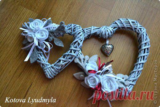 Плетенные сердечки из бумажных трубочек.