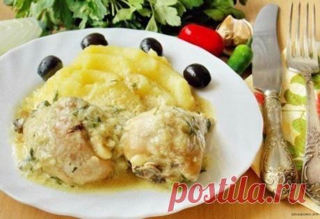 ГЕДЛИБЖЕ -КУРИЦА В СОУСЕ   **Кабардинская кухня. *Курица 800г -кусочки солим, тушим под крышкой 30мин до п/готовности. *Соус отдельно: лук 3шт, чеснок 2шт -жарим до золот/цвета. Затем блендером -в пюре, ввести: сметана 200мл, соль 2ч/л, карри 1ч/л, кр/мол/перец, петрушка. Соус в сотейник, далее вода 100мл, соль. *В соус - кладём курицу тушеную, и тушим ещё 10-15мин. *Вкусно, пикантно!