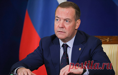 Медведев назвал нервной реакцию Трампа на свои слова. Зампред Совбеза РФ обратил внимание, что американский лидер запретил работать в России своей соцсети Truth Social