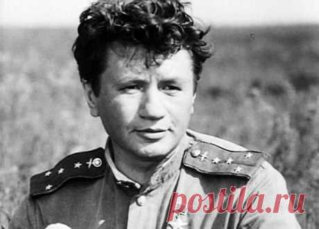 10 интересных фактов о фильме «В бой идут одни старики» В фильме про «поющую эскадрилью» Леонид Быков был сценаристом, режиссёром и исполнителем главной роли. Когда-то он мечтал стать лётчиком, но в лётное училище его не приняли из-за попытки приписать себ…