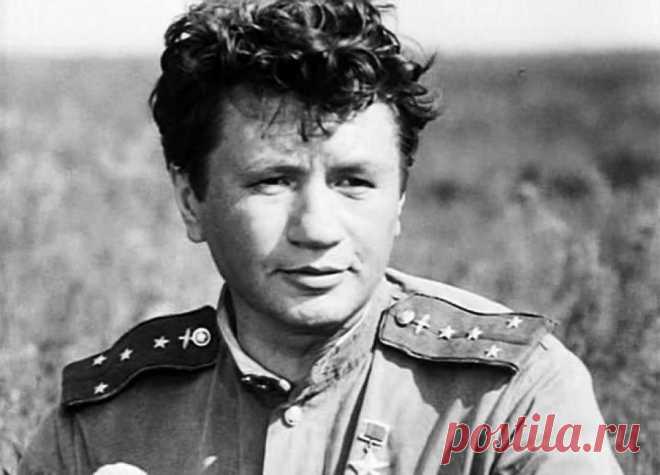 10 интересных фактов о фильме «В бой идут одни старики» В фильме про «поющую эскадрилью» Леонид Быков был сценаристом, режиссёром и исполнителем главной роли. Когда-то он мечтал стать лётчиком, но в лётное училище его не приняли из-за попытки приписать себ…