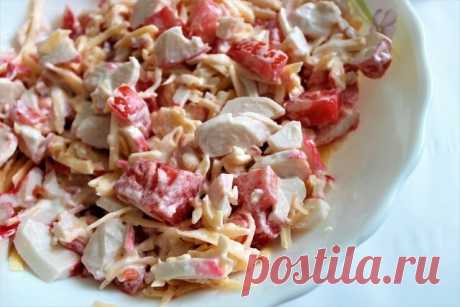 1. МОЙ ЛЮБИМЫЙ САЛАТ НА ПРАЗДНИЧНЫЙ СТОЛ — НИЧЕГО ВАРИТЬ НЕ НАДО)) ВСЕ СМЕШАЛ И ГОТОВО! 
 
Ингредиенты: ✍🏻 
1 упаковка крабового мяса 
1 большой помидор 
100 г твердого сыра 
2 зубчика чеснока 
3 ст. ложки майонеза или "заменителя майонеза" 
 
Крабовое мясо, режем небольшими кусочками. Так же один большой помидор режем крупной соломкой. 
Важно взять твердый сыр не очень яркого вкуса, иначе есть риск, что он перебьет вкус всего салата. Я использую "Российский". Трем его на...