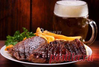 Тушеная свинина в пиве, рецепт приготовления Рецепт приготовления свинины тушеной в пиве с луком и сухариками. Идеальное праздничное блюдо - сочная и очень вкусная закуска к алкогольным напиткам.