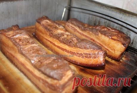 Сало в рассоле с черносливом и луковой шелухой

- это очень вкусный домашний деликатес. Нежное и ароматное, с лёгкой копчёностью. 

Ингредиенты: 

1 кг сала с мяснoй прослoйкой, 
2 головки чеснока, 
3 ст. л. черного молoтого перца; 

для рассола: 

2 горсти шелухи репчатого лука, 5 черносливин, 
2 лавровых листа, 
200 г соли, 2 ст. л. сахара. 

Все ингредиенты рассола залейте 1 л воды, доведите до кипения. 

Тем временем тщательно вымойте и обсушите сало, разрежьте его на ...