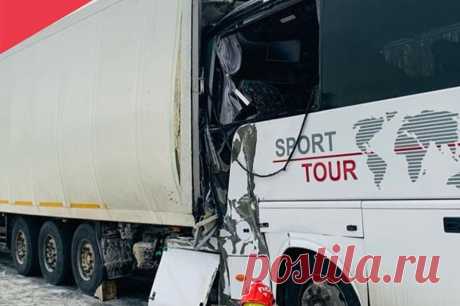 Как домино. Учитель из разбившегося под Владимиром автобуса рассказал о ЧП. В среду, 13 декабря, на автотрассе М8 столкнулись пассажирский автобус и фура. Более 20 педагогов, ехавших из Костромы в Москву, оказались в больнице, водитель автобуса погиб. Рассказываем подробнее о происшествии.