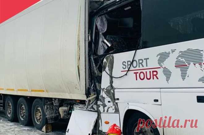 Как домино. Учитель из разбившегося под Владимиром автобуса рассказал о ЧП. В среду, 13 декабря, на автотрассе М8 столкнулись пассажирский автобус и фура. Более 20 педагогов, ехавших из Костромы в Москву, оказались в больнице, водитель автобуса погиб. Рассказываем подробнее о происшествии.