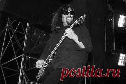 Умер басист группы Screaming Trees Ван Коннер. На 56-м году жизни скончался сооснователь, бас-гитарист и бэк-вокалист группы Screaming Trees Ван Коннер. О смерти артиста сообщил его брат, участник музыкального коллектива Гэри Ли. Он уточнил, что Коннер долгое время боролся с болезнью. Причиной смерти музыканта стала пневмония.