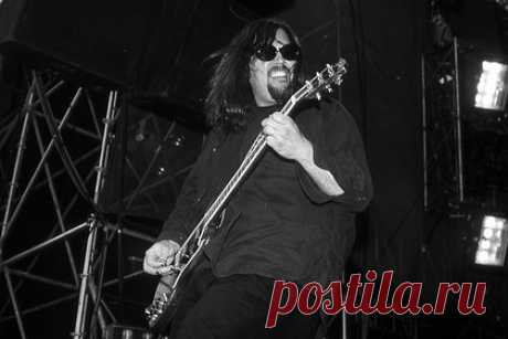 Умер басист группы Screaming Trees Ван Коннер. На 56-м году жизни скончался сооснователь, бас-гитарист и бэк-вокалист группы Screaming Trees Ван Коннер. О смерти артиста сообщил его брат, участник музыкального коллектива Гэри Ли. Он уточнил, что Коннер долгое время боролся с болезнью. Причиной смерти музыканта стала пневмония.