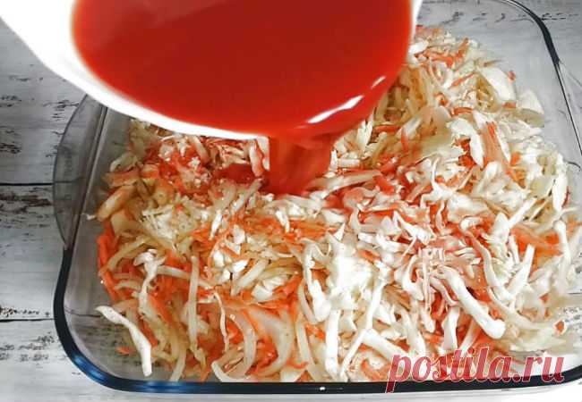 Поливаем капусту томатным соком и кладем сверху курицу
