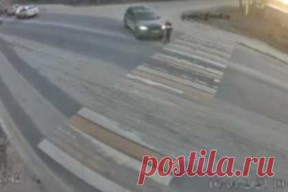 Под Москвой водитель без прав насмерть сбил девочку и попал на видео. ДТП произошло вечером 6 апреля улице Большая Покровская в Павловском Посаде в Подмосковье. Легковая машина выезжала из-за поворота и сбила девятилетнюю девочку, которая пересекала дорогу по нерегулируемому пешеходному переходу. Ребенок скончался на месте. Водитель машины был задержан.