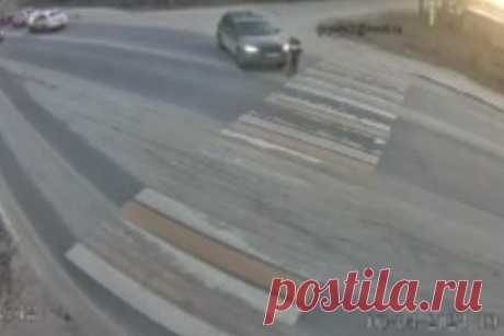 Под Москвой водитель без прав насмерть сбил девочку и попал на видео. ДТП произошло вечером 6 апреля улице Большая Покровская в Павловском Посаде в Подмосковье. Легковая машина выезжала из-за поворота и сбила девятилетнюю девочку, которая пересекала дорогу по нерегулируемому пешеходному переходу. Ребенок скончался на месте. Водитель машины был задержан.