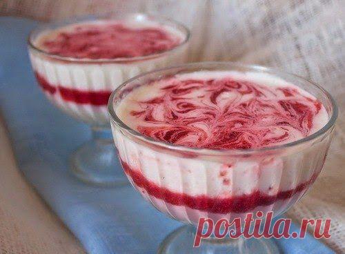 Желе сметано-клубничное слоями