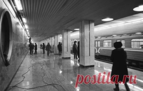 "Ты бы нам помог, Лёнь": как Брежнев способствовал строительству новосибирского метро. Метро в Новосибирске, который стремительно рос во времена СССР, десятилетиями было мечтой. Представители города оббили пороги всех возможных кабинетов, чтобы убедить советское руководство в необходимости строительства метрополитена. Только личное одобрение лидера страны решило проблему финансирования. Спустя ровно 40 лет со дня, когда в подземку спустились первые пассажиры, ТАСС вместе с участником…