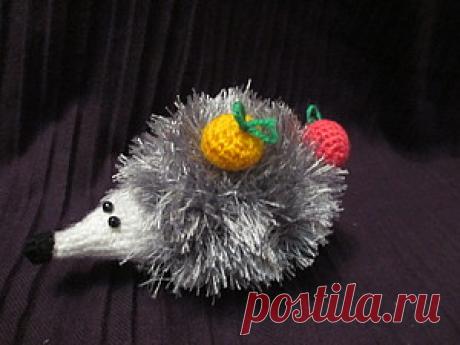 осенний ёжик Вам понадобится: - нитки травка (серые) - акриловые белые нитки - синтепон - нитки на яблоки ( любые, я брала- розовые и оранжевые и зеленые на листик) - глазки ( у меня два маленьких черных кружка из полимерной глины) - крючок №1.5 Обозначения: сбн- столбик без накида пр- прибавка ( 2сбн в одну петлю) уб- убавка сс- соединительный столбик р.- ряд Мордочка и туловище ( белая нитка) 1р.