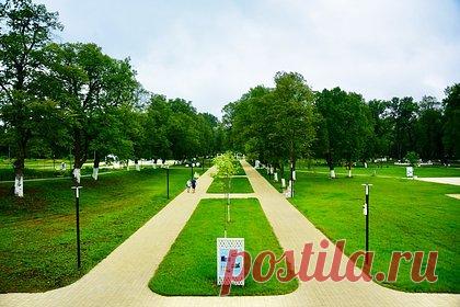 В Орловской области после масштабной реконструкции открылся парк Шеншиных. В Орловской области состоялась торжественная церемония открытия парка Шеншиных после масштабной реконструкции. Реконструкция, начавшаяся в 2020 году, была приурочена к 200-летию со дня рождения поэта Афанасия Афанасьевича Фета. На церемонии открытия присутствовал губернатор региона Орловской области Андрей Клычков.