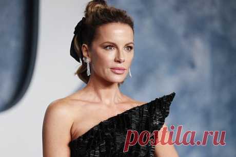 50-летняя Кейт Бекинсейл показала фигуру в прозрачном платье без бюстгальтера. Британская актриса Кейт Бекинсейл показала фигуру в откровенном наряде без бюстгальтера и порадовала фанатов. 50-летняя звезда «Вспомнить все» поделилась снимками, на которых она предстала в прозрачном облегающем платье, сквозь ткань которого видны трусы-слипы фиолетового цвета.