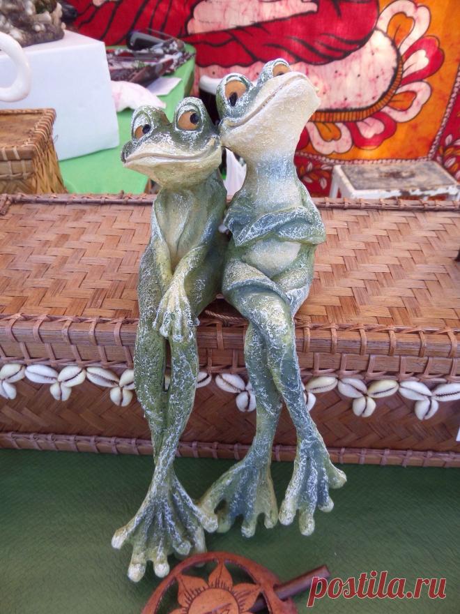 На Майорке в любые праздники проводятся ярмарки. Чего только не продают - вино, масло, оливки, сумки и шляпы. Попадаются и вот такие лягушата.