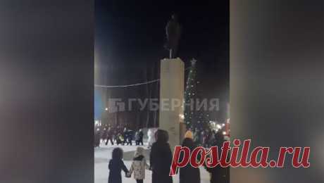 Россияне устроили праздничный хоровод вокруг памятника Ленину. Жители города Советская Гавань в Хабаровском крае устроили необычный хоровод и станцевали вокруг памятника им. В.И. Ленину. Об этом сообщает Telegram-канал &quot;Губерния | Хабаровск&quot;. По данным канала, так горожане отпраздновали ...