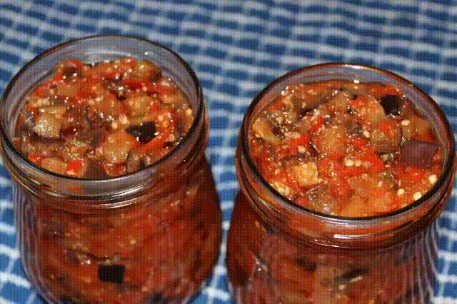 Хочу вам предложить заготовить на зиму остренькие, очень вкусные, с невероятным ароматом баклажаны по-грузински. Готовятся совершенно просто, а результат - отличный. Советую!
Из данного количества продуктов получится 2 пол-литровые баночки баклажанов. 
Для приготовления баклажанов по-грузински на зиму понадобится: баклажаны - 1 кг; сладкий болгарский перец - 400 г; масло растительное - 100 г; чеснок - 1 головка; перец горький - 1 шт.; соль - по вкусу; сахар - 1 ст. л.; уксус 9% - 100 мл. Баклажа