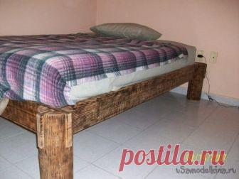 Деревянная сборная кровать своим руками! Некоторые людям приходится довольно часто переезжать и брать тяжелую кровать с собой, соответственно, очень неудобно. Предлагаю вашему вниманию простую кровать, которая легко собирается и так же разбирается, так как содержит минимум шурупов и винтиков. И для ее сборки вам даже не нужен будет клей.