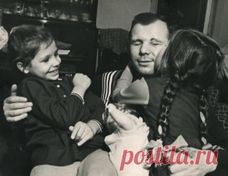 Стал известен текст письма, которое написал Юрий Гагарин своей жене Валентине и детям 10 апреля 1961 года, за 2 дня до старта.
Передать это письмо должны были лишь в случае смерти Гагарина:
«Здравствуйте, мои милые, горячо любимые Валечка, Леночка и Галочка!
Решил вот вам написать несколько строк, чтобы поделиться с вами и разделить вместе ту радость и счастье, которые мне выпали сегодня. Сегодня правительственная комиссия решила послать меня в космос первым. Знаешь, дорогая Валюша, как я рад