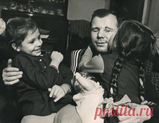 Стал известен текст письма, которое написал Юрий Гагарин своей жене Валентине и детям 10 апреля 1961 года, за 2 дня до старта.
Передать это письмо должны были лишь в случае смерти Гагарина:
«Здравствуйте, мои милые, горячо любимые Валечка, Леночка и Галочка!
Решил вот вам написать несколько строк, чтобы поделиться с вами и разделить вместе ту радость и счастье, которые мне выпали сегодня. Сегодня правительственная комиссия решила послать меня в космос первым. Знаешь, дорогая Валюша, как я рад