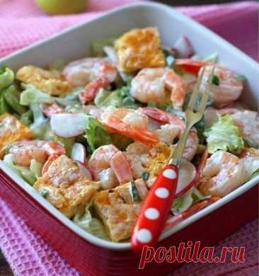 Салат с омлетом и креветками.