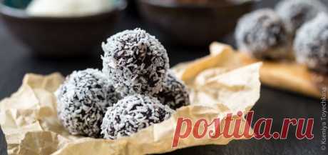 Сыроедческие шоколадные трюфели - рецепт с фото - FoodForLife  Трюфели домашние, сыроедческие. Делаются они в основном из фиников с добавлением какао-порошка. Ну а дальше всё зависит от вашего полёта фантазии. 