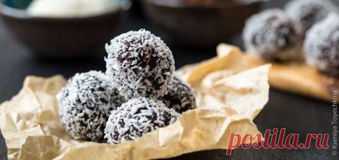 Сыроедческие шоколадные трюфели - рецепт с фото - FoodForLife  Трюфели домашние, сыроедческие. Делаются они в основном из фиников с добавлением какао-порошка. Ну а дальше всё зависит от вашего полёта фантазии. 