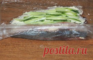 ВКУСНЕЙШАЯ и ОРИГИНАЛЬНАЯ закуска из сельди.
Дорогие мои читатели.После того.как я приобрела этот рецепт.моя СЕМЬЯ и ДРУЗЬЯ в ВОСТОРГЕ.Очеееень ВКУСНАЯ .получается.Редко ВСТРЕЧАЕШЬ такие Рецепты.Селедка сама по себе достаточно вкусное блюдо и рецептов из нее огромное множество. Новый рецептик приготовления рулетиков из сельди мне так понравился, что теперь готовлю его практически к любому праздничному столу. 
Готовится легко и быстро, а получается необыкновенно вкусно и ор...