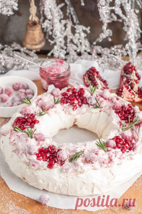 Holiday Cranberry and Pomegranate Pavlova - GastroSenses
